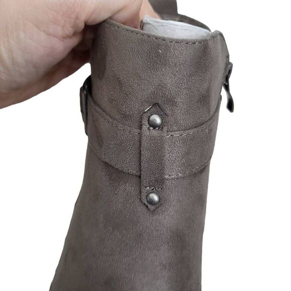New Torrid Faux Suede Buckle Taupe Ankle Boot Size 10W - Picture 11 of 14